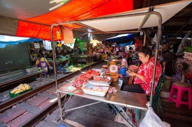 BANGKOK, THAILAND - Mart 2019: Tayland halkı Maeklong demiryolu pazarı, geleneksel Tayland pazarı, Bangkok bölgesi, Tayland
