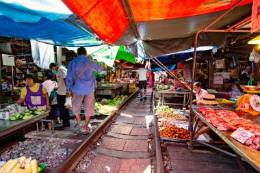 BANGKOK, THAILAND - Mart 2019: Tayland halkı Maeklong demiryolu pazarı, geleneksel Tayland pazarı, Bangkok bölgesi, Tayland