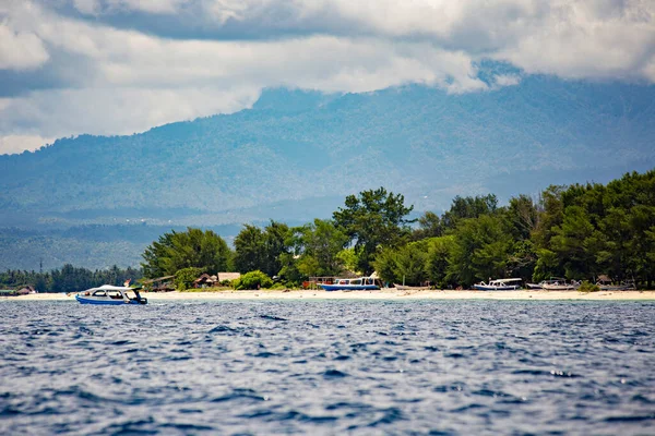 Gili Indonésia Fevereiro 2020 Praia Areia Branca Barcos Água Bela — Fotografia de Stock