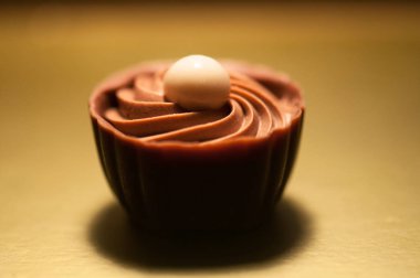 Çikolata. İyi karanlık, kahverengi ve beyaz çikolata çeşitleri.