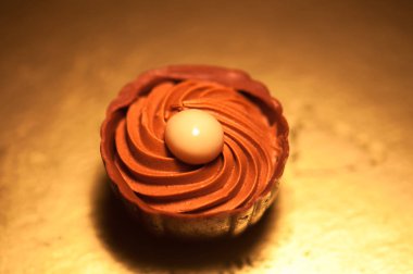 Çikolata. İyi karanlık, kahverengi ve beyaz çikolata çeşitleri.