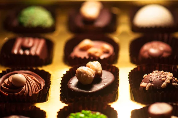 Çikolata. İyi karanlık, kahverengi ve beyaz çikolata çeşitleri.