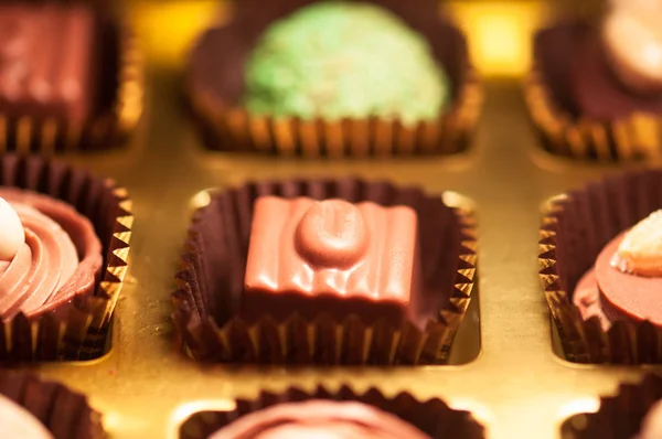 Çikolata. İyi karanlık, kahverengi ve beyaz çikolata çeşitleri.