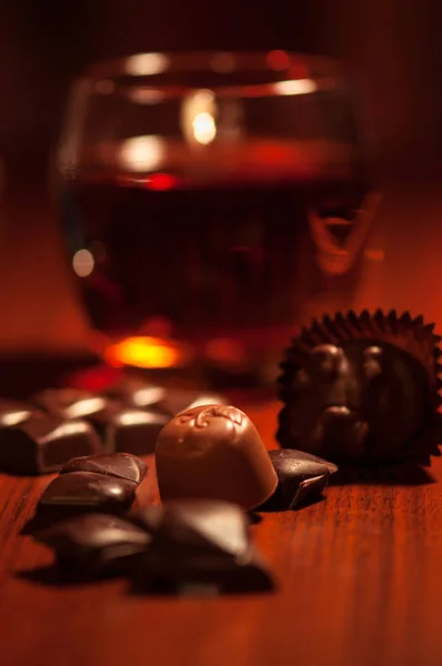 Viski ve çikolata. Bir bardak viski çikolata rustik bir tablo