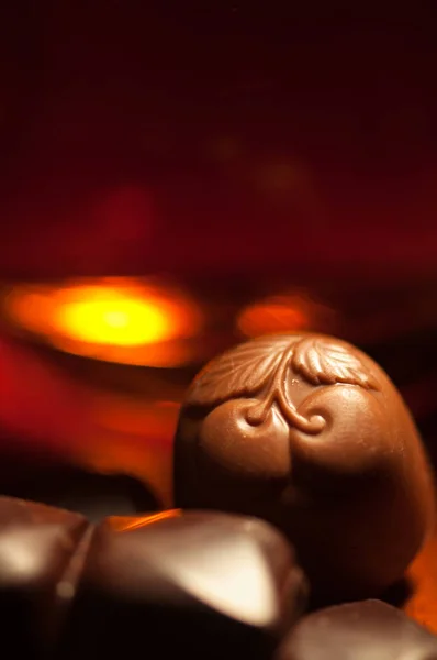 Viski ve çikolata. Bir bardak viski çikolata rustik bir tablo