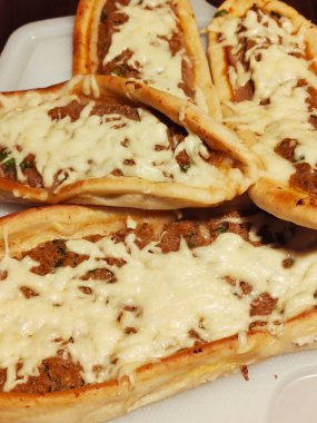 Kiymali Pide, Türk oval düz ekmekleri kıyma, soğan, domates ve biberli