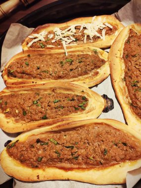 Kiymali Pide, Türk oval düz ekmekleri kıyma, soğan, domates ve biberli