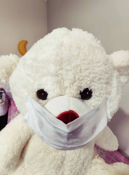 Urso Pelúcia Usando Uma Máscara Médica Protetora — Fotografia de Stock