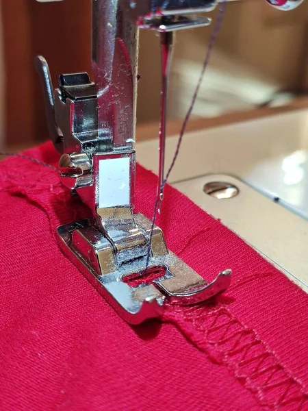 现代缝纫机 现代缝纫机针线的特写 — 图库照片