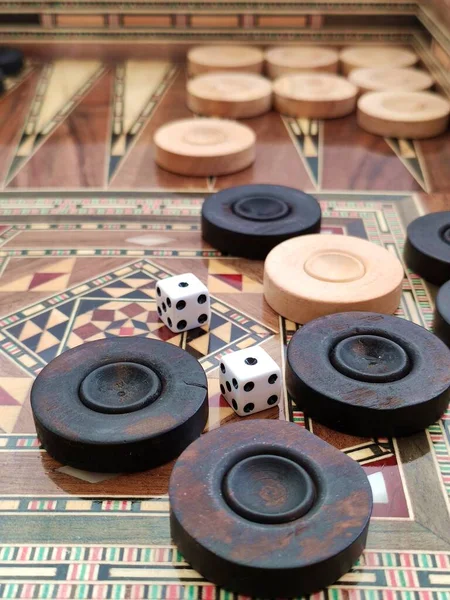 Backgammon Mit Holzeinlage Holz Backgammon Brettspiel Aus Perlen Auf Braunem — Stockfoto