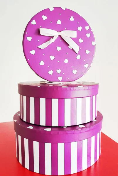 Фиолетовый Подарочный Коробок Круглой Полосатой Крышкой Коробки Фиолетовой Лентой Бант — стоковое фото