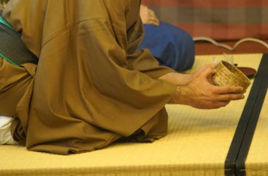 Geleneksel kimono giymiş kadın ve erkek çay törenine katılırlar..