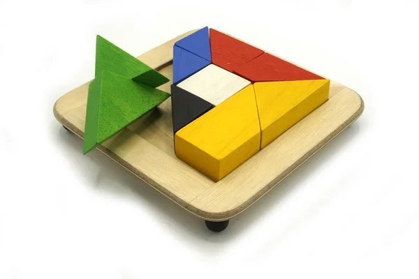 方块拼图是中国传统的拼图游戏，由五彩斑斓的木块拼凑成一个独特的形状，做成一个木盒. — 图库照片