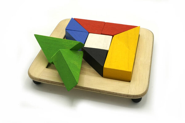 Tangram, китайская традиционная головоломка игра из различных красочных деревянных частей, которые собираются вместе в четкой форме, в деревянной коробке
.