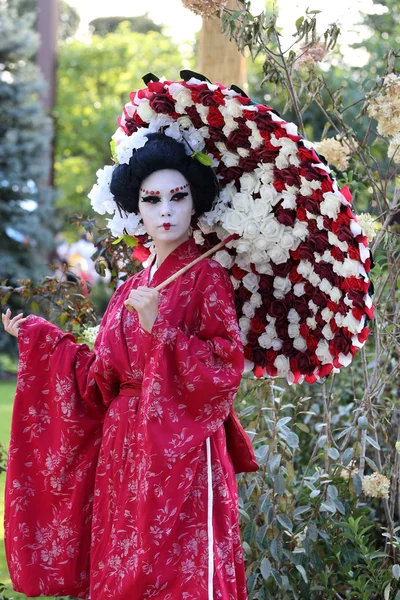 Timisoara, Romania - 09.06.2019 Жива статуя японської гейші. Жінка в позі кімоно є реалістичною статуєю людини.. — стокове фото