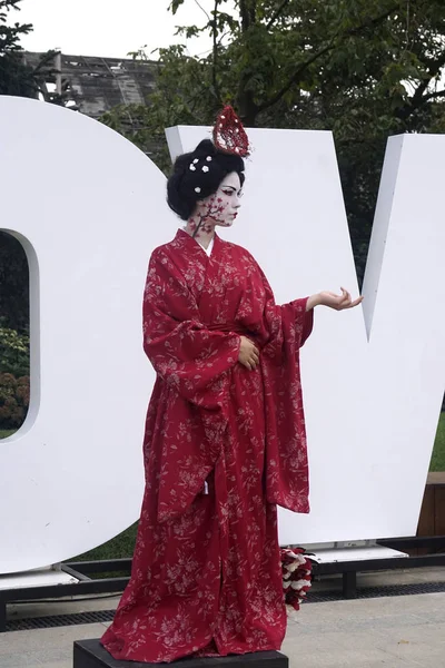 Timisoara, Romania- 09.06.2019 Living statue of a Japanese geisha. Woman dressed in kimono pose as a realistic human statue. — Stock Photo, Image