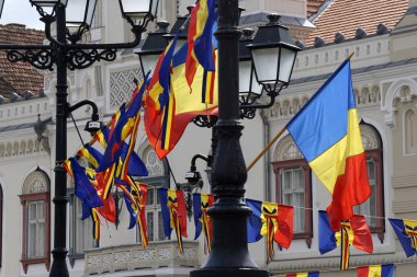 Timisoara 'nın tarihi merkezi üç renkli Rumen bayraklarıyla süslenmiş..