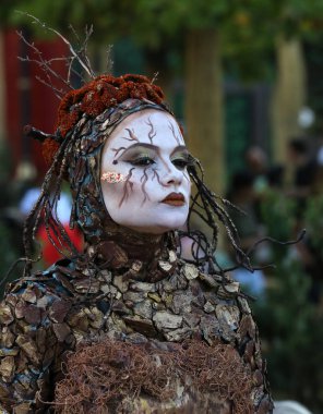 Timisoara, Romanya- 09.06.2019 Orman Tanrıçası 'nın yaşayan heykeli. Bronz elbiseli, yapraklı ve dallı şapkalı bir kadın gerçekçi bir insan heykeli gibi duruyor..