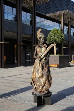 Timisoara, Romanya- 09.06.2019 Pallas Athena 'nın yaşayan heykeli. Bronz elbise giymiş, kask takmış ve mızrak takmış bir kadın gerçekçi bir insan heykeli gibi duruyor..