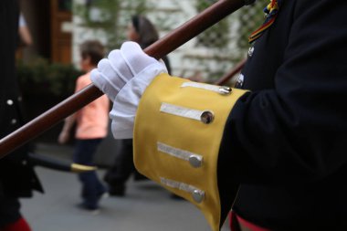 Union Meydanı Timisoara 'daki muhafızların değişiminde kullanılan askeri giysinin ayrıntıları tarihi bir olayın yeniden canlandırılması.