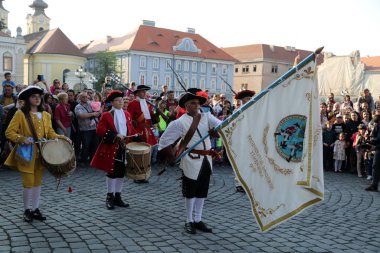 Timisoara, Romanya-04.08.2019 Birlik Meydanı 'ndaki muhafızların değiştirilmesi kent tarihindeki tarihi bir olayın yeniden canlandırılması