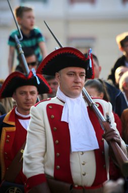 Timisoara, Romanya-04.08.2019 Birlik Meydanı 'ndaki muhafızların değiştirilmesi kent tarihindeki tarihi bir olayın yeniden canlandırılması