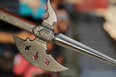 Union Meydanı Timisoara 'daki muhafızların değişiminde kullanılan askeri giysinin ayrıntıları tarihi bir olayın yeniden canlandırılması.