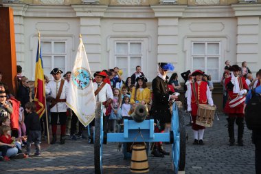 Timisoara, Romanya-04.08.2019 Birlik Meydanı 'ndaki muhafızların değiştirilmesi kent tarihindeki tarihi bir olayın yeniden canlandırılması