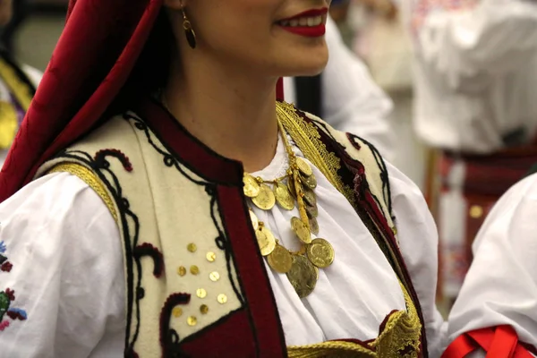 Les danseurs se tiennent la main dans une danse traditionnelle roumaine portant de beaux costumes traditionnels . — Photo