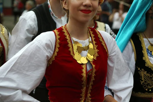 I ballerini si tengono per mano in una danza tradizionale rumena indossando costumi tradizionali belli . — Foto Stock