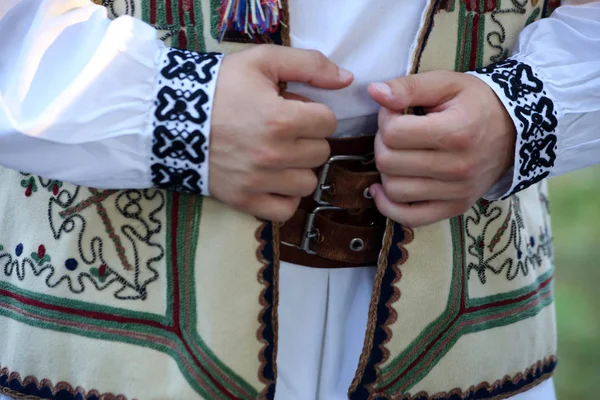 Geleneksel Romen folklor kostümlü zengin erkeklerin ayrıntıları. — Stok fotoğraf