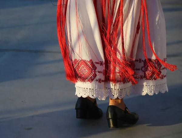 Dançarinos de mãos dadas em uma dança romena tradicional vestindo trajes bonitos tradicionais . — Fotografia de Stock