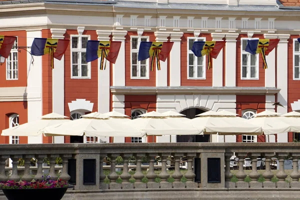 O centro histórico de Timisoara festivamente decorado com linhas de bandeiras tricolores romenas . — Fotografia de Stock