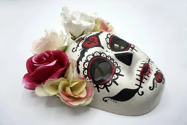 Máscara de calavera de azúcar con flores utilizada para celebrar el Día de los Muertos en la cultura hispana . — Foto de Stock