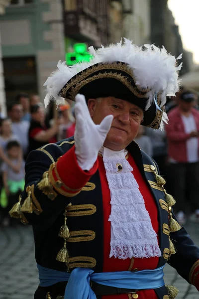 Timisoara, Rumania-04.08.2019 Hombre con traje militar histocal con sombrero de pluma saluda. Tropas de la administración austro-húngara . —  Fotos de Stock