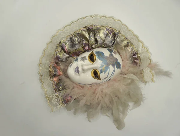 Vintage żeńskiej porcelany weneckiej maski z delikatnymi piórami i malowane dekoracje. — Zdjęcie stockowe