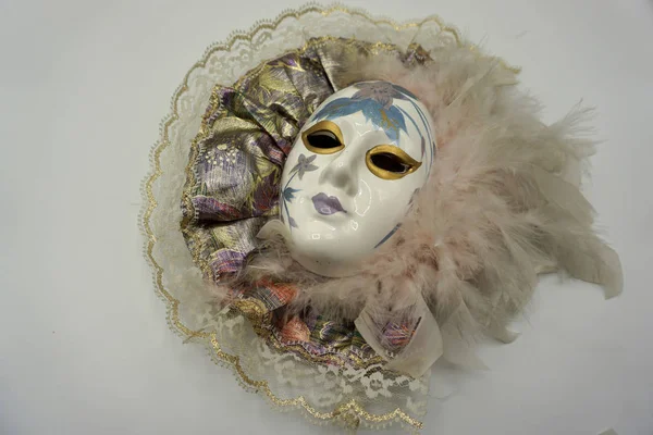 Vintage vrouwelijk porselein Venetiaans masker met delicate veren en beschilderde decoraties. — Stockfoto