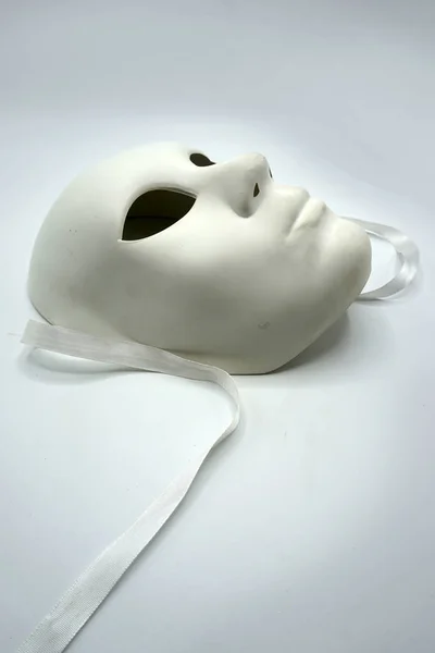 Koncepcja teatru. Zbliżenie białej klasycznej maski teatralnej na białym tle. — Zdjęcie stockowe