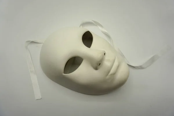 Koncepcja teatru. Zbliżenie białej klasycznej maski teatralnej na białym tle. — Zdjęcie stockowe