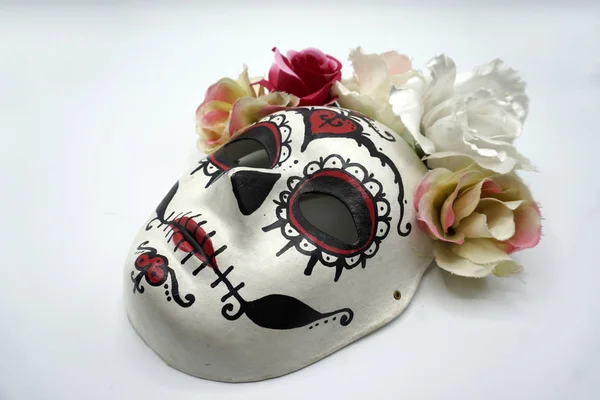 Cukrowa maska czaszki z kwiatami używanymi do świętowania Dnia Zmarłych w kulturze hiszpańskiej. — Zdjęcie stockowe