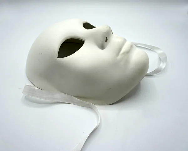 Koncept divadla. Detailní záběr bílé klasické divadelní masky na bílém pozadí. Stock Snímky