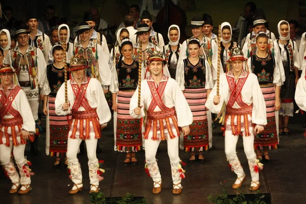 Temesvár, Románia... 12. 10.2014 Román táncosok hagyományos jelmezben, népi tradicionális táncot adnak elő. — Stock Fotó