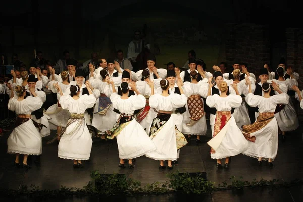 Тімішоара, Румунія - 12. 10.2014 Румунські танцюристи в традиційному вбранні, виконують народний танець. — стокове фото