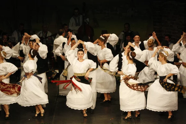Temesvár, Románia... 12. 10.2014 Román táncosok hagyományos jelmezben, népi tradicionális táncot adnak elő. — Stock Fotó