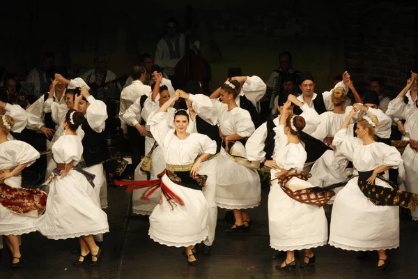 TIMISOARA, RUMANÍA-12. 10.2014 Bailarines rumanos en traje tradicional, realizan una danza tradicional folclórica . — Foto de Stock