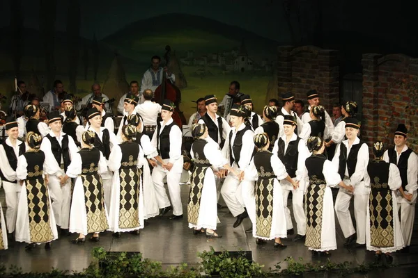 Timisoara, Rumänien12. 10.2014 Rumänska dansare i traditionell kostym, uppför en folkore traditionell dans. — Stockfoto