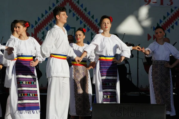 TIMISOARA, RUMANÍA-12. 10.2014 Bailarines rumanos en traje tradicional, realizan una danza tradicional folclórica . — Foto de Stock