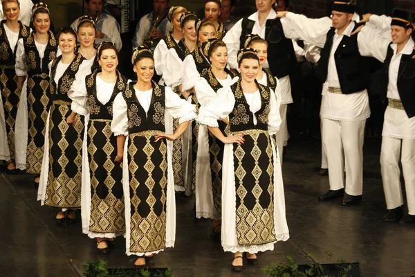 TIMISOARA, RUMANÍA-12. 10.2014 Bailarines rumanos en traje tradicional, realizan una danza tradicional folclórica . —  Fotos de Stock