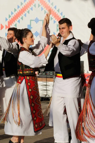 TIMISOARA, ROUMANIE 12. 10.2014 Danseurs roumains en costume traditionnel, effectuer une danse traditionnelle folkore . — Photo