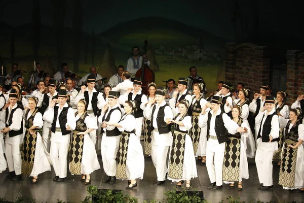 Timisoara, Roma-12. 10.2014 Rumunští tanečníci v tradičním kostýmu, představení folklórního tance. — Stock fotografie